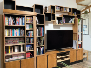 bibliothèque et meuble tv en place chez le client